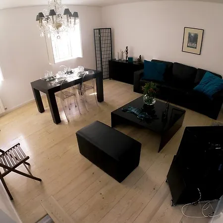 Triplex With Garage - Praca Das Flores Lisbon