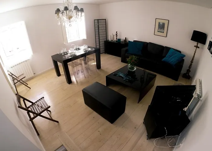 Triplex With Garage - Praca Flores Lisboa